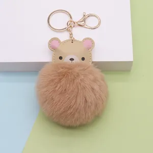 Detailansicht eines braunen Plüsch-Schlüsselanhängers mit süßem Leder-Bärenkopf-Design.