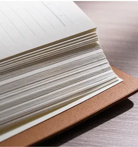 Primer plano de las gruesas páginas interiores y la cubierta de cuero de un cuaderno A5.