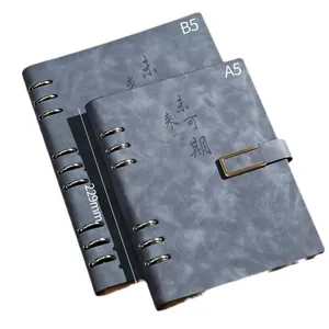 Cuadernos de anillas de cuero gris moteado en tamaños A5 y B5 con cierre de correa