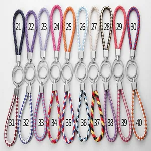 Assortiment de porte-clés en cuir PU tressé multicolore avec divers motifs et anneaux en métal
