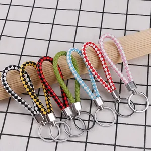 Vue détaillée de plusieurs porte-clés colorés en cordon de cuir PU tressé avec anneaux