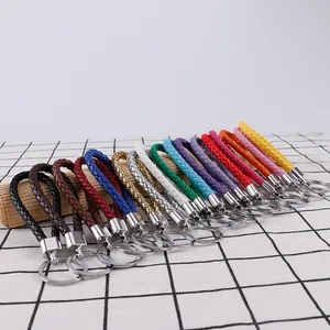 Vue détaillée de porte-clés en cuir PU tressé dans une grande variété de couleurs