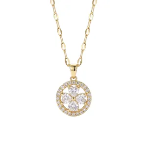 Elegante collar de acero de titanio chapado en oro con un colgante de flor de circón
