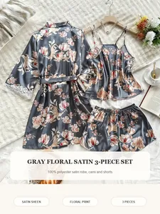 Detailansicht des grauen Blumen-Satin-Schlafanzug-Sets mit Robe, Top und Shorts.