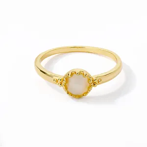 Detaillierte Nahaufnahme eines böhmischen Goldrings mit Sternenblume und Opalstein