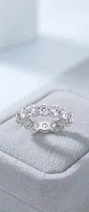 Primo piano dettagliato che mostra la brillantezza di questo anello in moissanite.