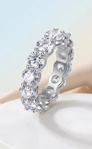Vista macro di alta qualità di un anello di eternità in moissanite d'argento placcato oro.