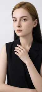 Elegante anello in argento moissanite indossato sulla mano, dettagli ravvicinati