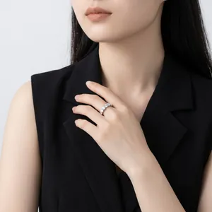 Anello eternity in argento sterling 925 con moissanite indossato da una modella elegante