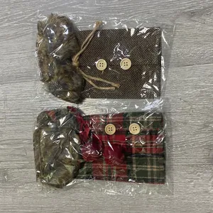 Detailansicht der Weihnachtsweinflaschenhüllen in festlichen Mustern und Verpackung