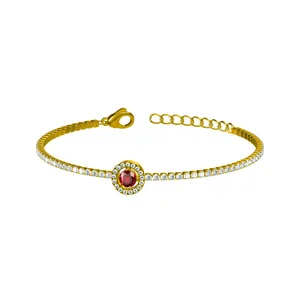 Elegante bracciale in acciaio inossidabile dorato con zircone rosso centrale e pavé halo.