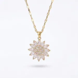 Elegante collar de acero de titanio dorado con un brillante colgante de girasol de cristal