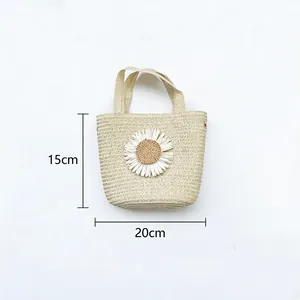 Vue détaillée d'un sac à main en paille pour enfant avec tournesol, 20 cm sur 15 cm