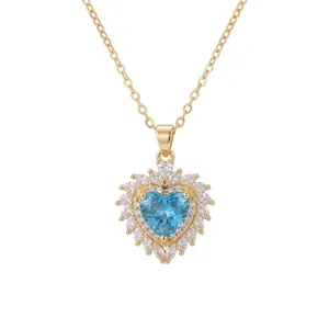 Primo piano dettagliato di una collana cuore oro scintillante con zircone blu