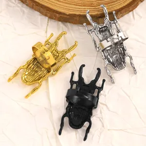 Vista dettagliata di anelli a forma di insetto regolabili in oro, argento e nero metal.