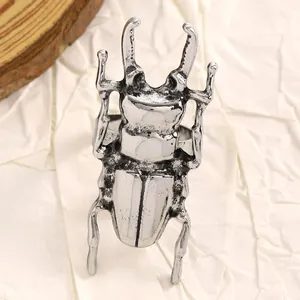 Dettaglio di un orecchino creativo a forma di scarabeo in argento vintage con design di insetto