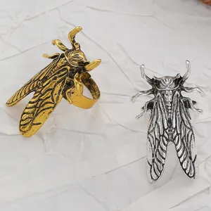 Vista dettagliata di due anelli a forma di cicala vintage in oro e argento
