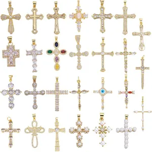 Vielfalt an vergoldeten Kreuzanhängern mit Zirkonia und Perlen für DIY-Schmuck