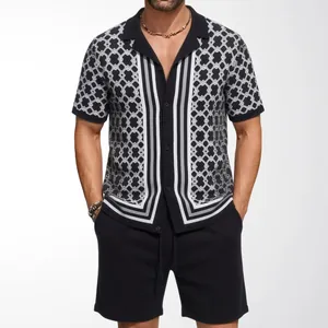 Herren Strick-Set mit kubanischem Kragen, geometrischem Jacquard und kurzen Hosen.