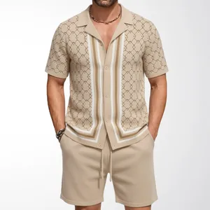 Beiges Strick-Set für Herren mit geometrischem Jacquard-Hemd und passenden Shorts