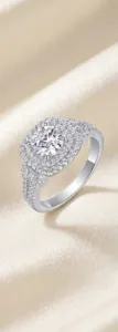 Detailopname van S925 zilveren ring met halo-zetting en briljante moissanite stenen.