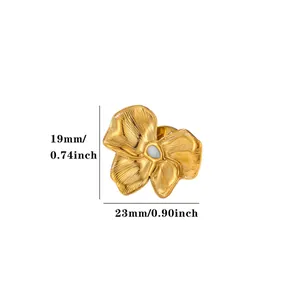 Detailansicht der goldenen Vintage Blumenbrosche mit Abmessungen von 19 mm x 23 mm