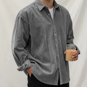 Detalle de una camisa informal de pana gris de manga larga con botones para diario