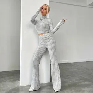 Detalle de un elegante conjunto de punto acanalado gris con mangas largas y pantalones acampanados