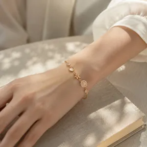 Elegante roségouden armband met kattenoogstenen en een sprankelende sterrenhanger