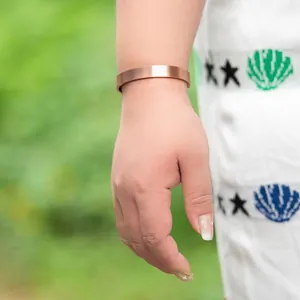 Vue détaillée d'un bracelet jonc ajustable en cuivre pur avec finition mate au poignet