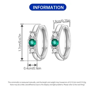 Vista dettagliata di orecchini a cerchio in argento con smeraldi, pietre e dimensioni
