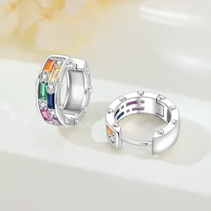 Dettaglio di orecchini a cerchio in argento 925 con pietre preziose multicolore.