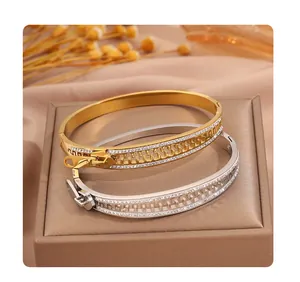 Gros plan de bracelets fermeture éclair en acier titane avec strass sur boîte de présentation