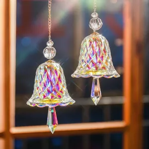Detailansicht von schillernden Glasglocken-Sonnenfängern mit funkelnden Prismen-Effekten.