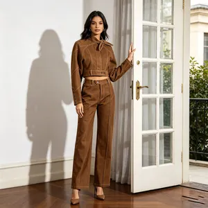 Vista completa del set vintage marrone due pezzi con giacca corta e pantaloni a gamba dritta