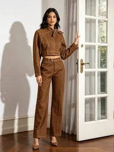 Set vintage marrone due pezzi con giacca annodata e pantaloni dritti con bottoni