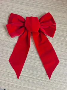 Détail du nœud de décoration de Noël en velours rouge floqué souple