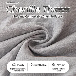 Détail macro montrant la texture douce et pelucheuse d'un jeté de canapé en chenille gris.