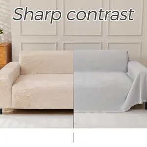 Détail montrant le contraste avant et après l'utilisation d'une housse de canapé en chenille