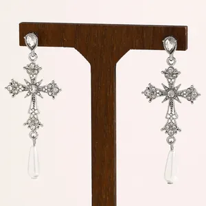 Orecchini a croce gotica in argento antico con strass e perle a goccia bianche
