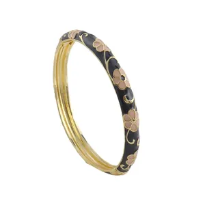 Elegantes Emaille-Armband im Vintage-Stil mit rosa Blumenmuster und Gold-Finish.