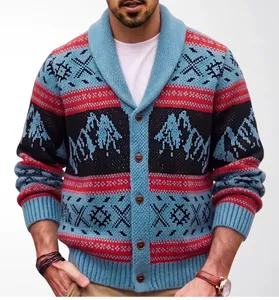 Nahaufnahme des aufwendigen ethnischen Jacquard-Musters einer Herren-Strickjacke mit Schalkragen