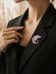 Elegante e romantica spilla a pavone viola con cristalli scintillanti su un blazer nero