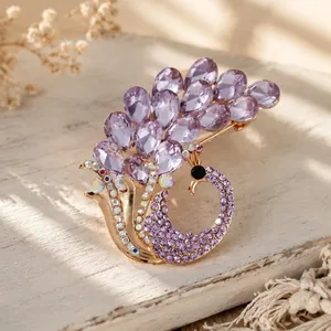 Elegante Spilla Pavone Viola Donna Lussuosa Spilla Animale con Strass Placcata in Oro Cristallo per Abiti Accessorio Gioielli
