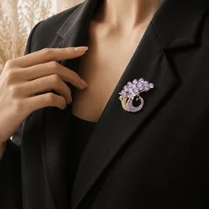 Elegante spilla a pavone viola con cristalli appuntata su un blazer da abito nero di lusso