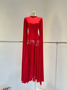Elegante rode lange avondjurk met ingewikkelde kralenborduurwerk en stijlvolle cape-mouwen.