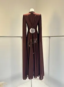 Elegante bruine maxi-avondjurk met bloemig pailletten borduurwerk en cape-mouwen