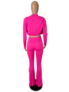 Vista posteriore di una tuta sportiva 3 pezzi rosa acceso da donna con pantaloni a zampa