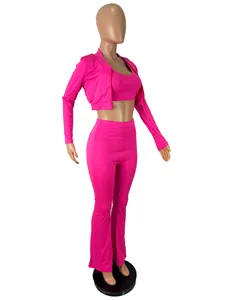 Dettaglio del completo sportivo 3 pezzi rosa fuchsia con giacca, canotta e pantaloni.