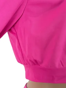 Dettaglio macro della giacca sportiva fucsia con trama del tessuto e girovita